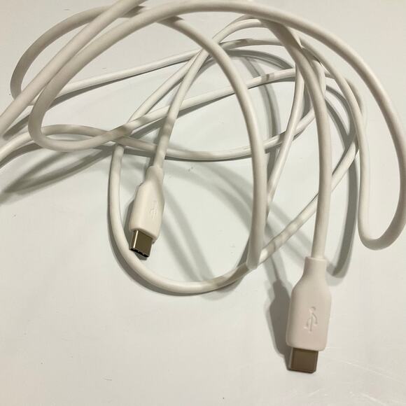 Amazon Basics USB-C to USB-C Fast Charging Cable, 480Mbps Speed, 10ft, White - Picture 3 of 3